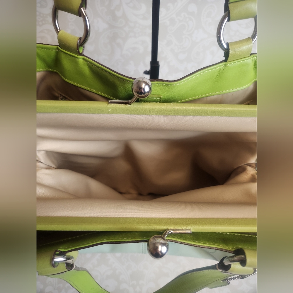 VGVC Coach Handbag with Kisslock Center Section - Picture 5 of 9
